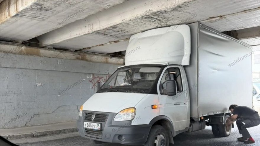 В Саратове под мостом глупости застрял грузовик с номерами Удмуртии