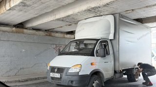 В Саратове под мостом глупости застрял грузовик с номерами Удмуртии
