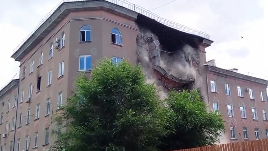 Обрушение части пятиэтажного дома в Саратове попало на видео