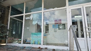 Под Саратовом вандал разбил вход в здание администрации