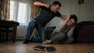 Ревнивец разбил сожительнице лицо из-за ее секретной переписки со знакомым