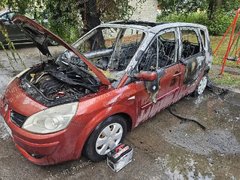 В Энгельсе у детской площадки сгорела иномарка