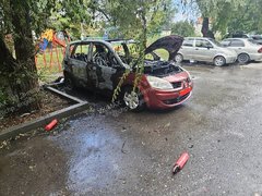 В Энгельсе у детской площадки сгорела иномарка
