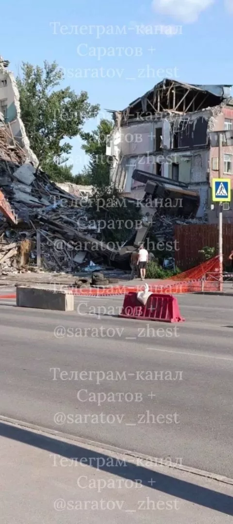 На месте рухнувшего дома в Саратове перевернулся экскаватор