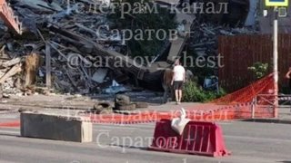 На месте рухнувшего дома в Саратове перевернулся экскаватор