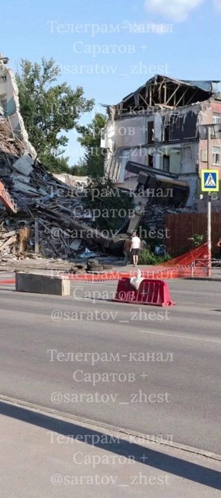 На месте рухнувшего дома в Саратове перевернулся экскаватор