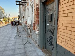 В центре Саратова огородили аварийный дореволюционный дом