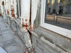 В центре Саратова огородили аварийный дореволюционный дом