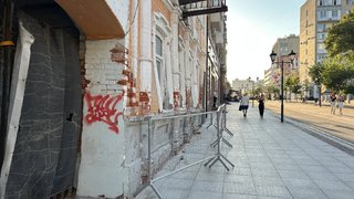 В центре Саратова огородили аварийный дореволюционный дом