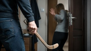 Под Саратовом мужчина попытался убить бывшую жену деревянной клюшкой