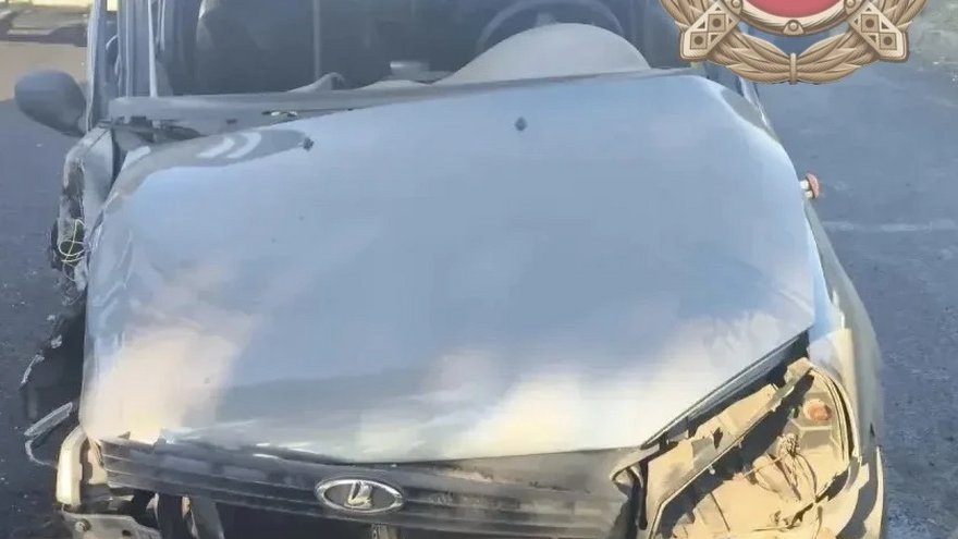 В Балакове легковушку смяло о столб