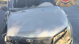 В Балакове легковушку смяло о столб