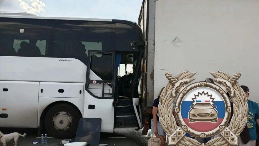 Женщина и девочка пострадали в столкновении автобуса с грузовиком под Саратовом