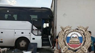 Женщина и девочка пострадали в столкновении автобуса с грузовиком под Саратовом