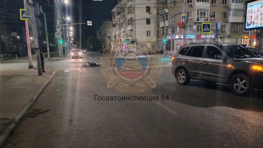 В Саратове 16-летний питбайкер покалечился в ночном ДТП с кроссовером