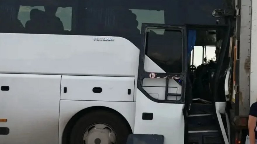 Два человека пострадали в столкновении автобуса с грузовиком под Саратовом: возбуждено дело