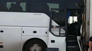 Два человека пострадали в столкновении автобуса с грузовиком под Саратовом: возбуждено дело