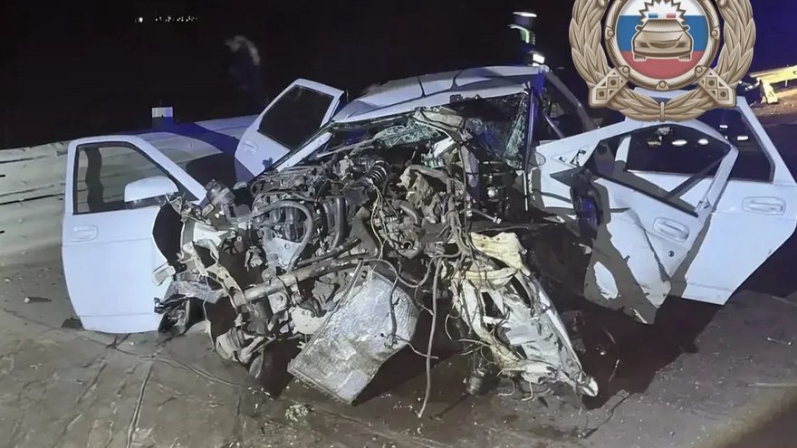 Под Энгельсом два человека погибли во влетевшей в бетонное ограждение Ладе