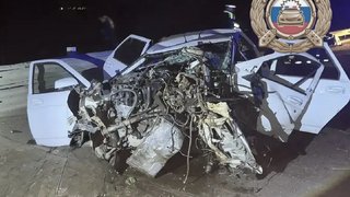 Под Энгельсом два человека погибли во влетевшей в бетонное ограждение Ладе