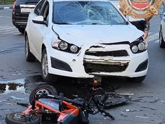 В Саратовской области легковушка наехала на электросамокат с мужчиной и женщиной