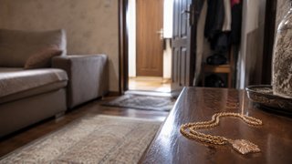 В Саратове женщина сразу после знакомства привела мужчину домой и лишилась золотой цепочки