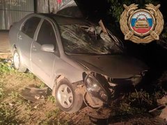В Саратове иномарка влетела в остановку и сбила подростка