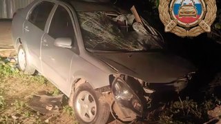 В Саратове иномарка влетела в остановку и сбила подростка
