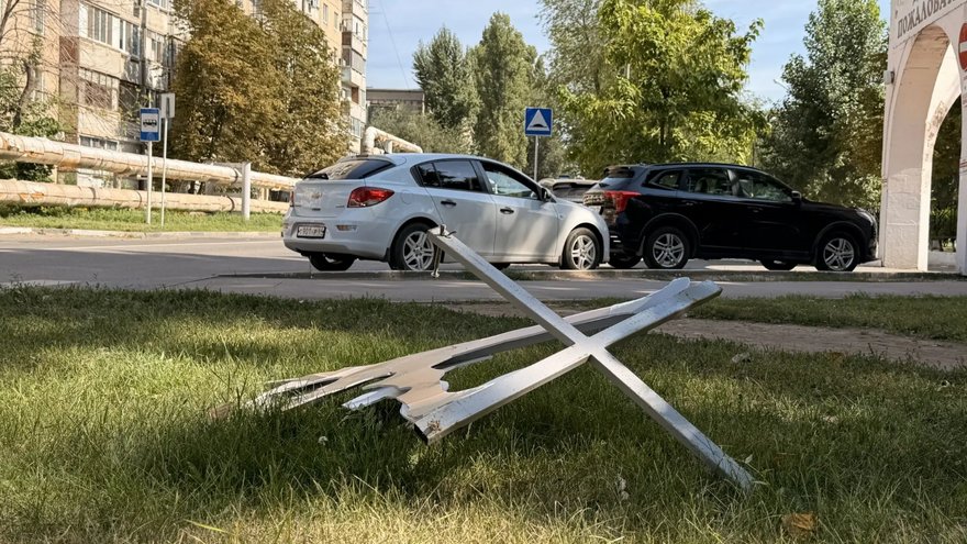 В Энгельсе вандалы сломали макеты пешеходов