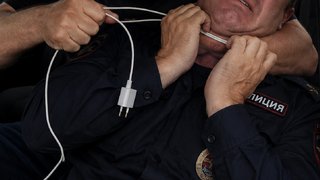 В Саратовской области участкового душили зарядкой от телефона