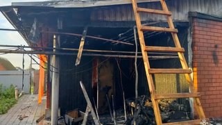 Мужчина через окно эвакуировал жену из горящего дома и обгорел сам
