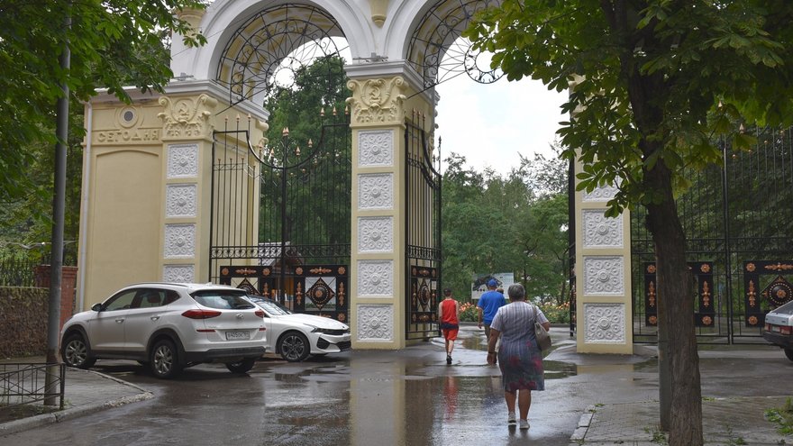 В Саратове из-за сильного ветра закрыли парки