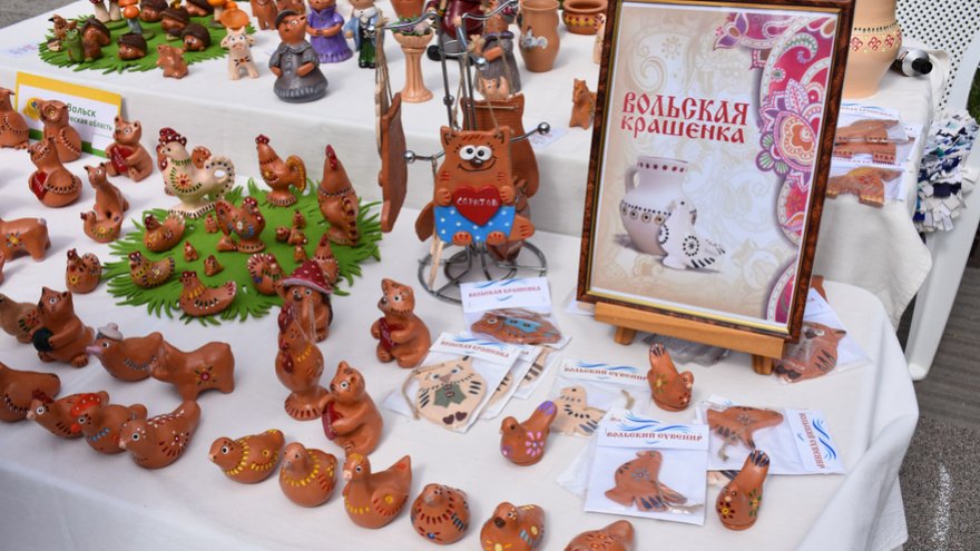 Архангельские пряники, дагестанские кувшины, распечатанные на 3D-принтере игрушки: в Саратове развернули фестиваль Палитра ремесел