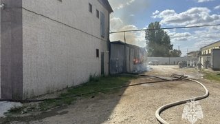 Пожар уничтожил склад стройматериалов в Саратовской области