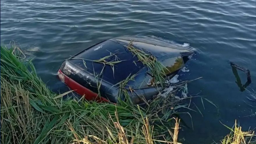 Под Саратовом в съехавшей в пруд машине погибли двое детей