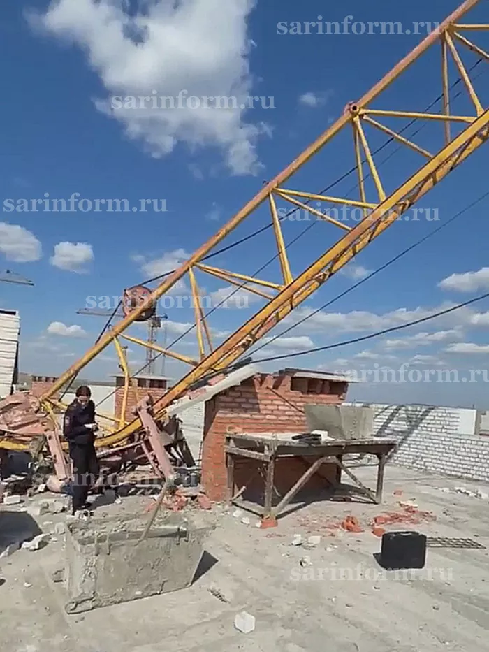 В Саратове строителя убило стрелой башенного крана