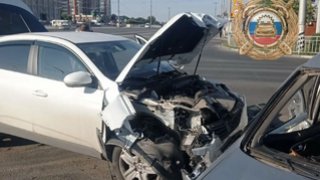 Под Саратовом иномарка протаранила стоящую Гранту, пострадала девушка