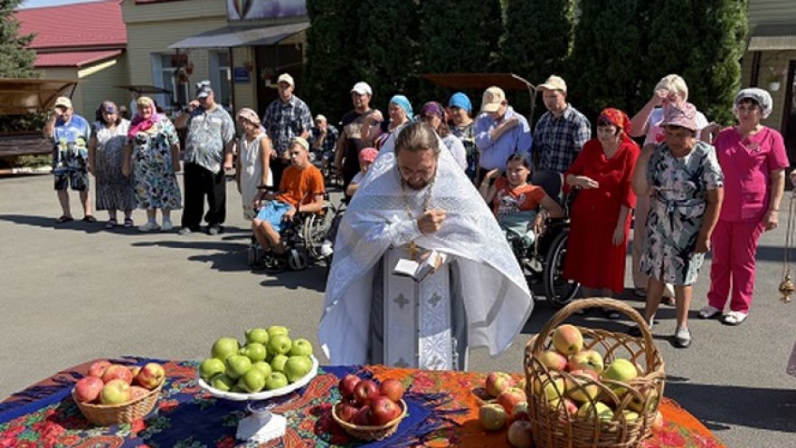 В Энгельсском доме-интернате отпраздновали Медовый и Яблочный спасы