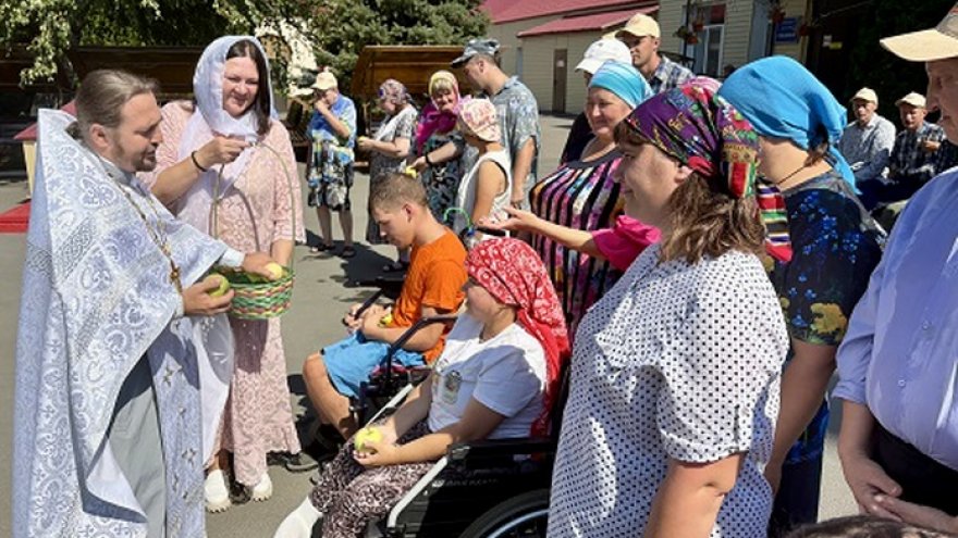 В Энгельсском доме-интернате отпраздновали Медовый и Яблочный спасы