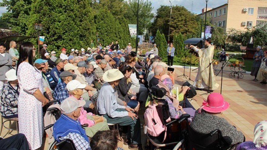 В Энгельсском доме-интернате отпраздновали Медовый и Яблочный спасы