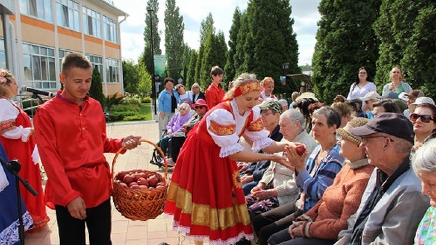 В Энгельсском доме-интернате отпраздновали Медовый и Яблочный спасы