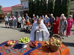 В Энгельсском доме-интернате отпраздновали Медовый и Яблочный спасы