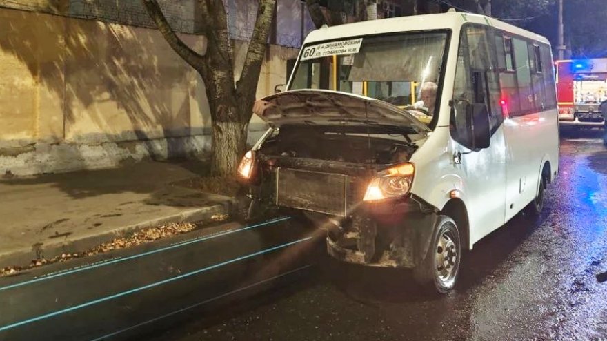 В центре Саратова в ДТП пострадали 10 пассажиров автобуса