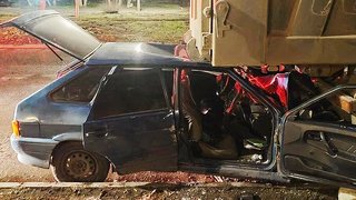 Компания молодежи на Ладе влетела в припаркованный грузовик: полиция ищет свидетелей