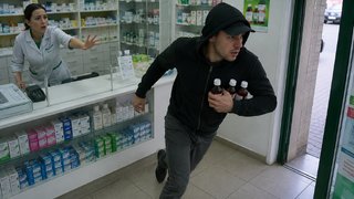 Саратовец похитил из аптеки сиропы от кашля и выпил их