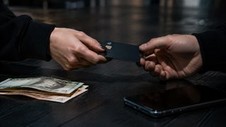 20-летней девушке из Энгельса грозит штраф до 1 млн рублей за перепродажу банковской карты