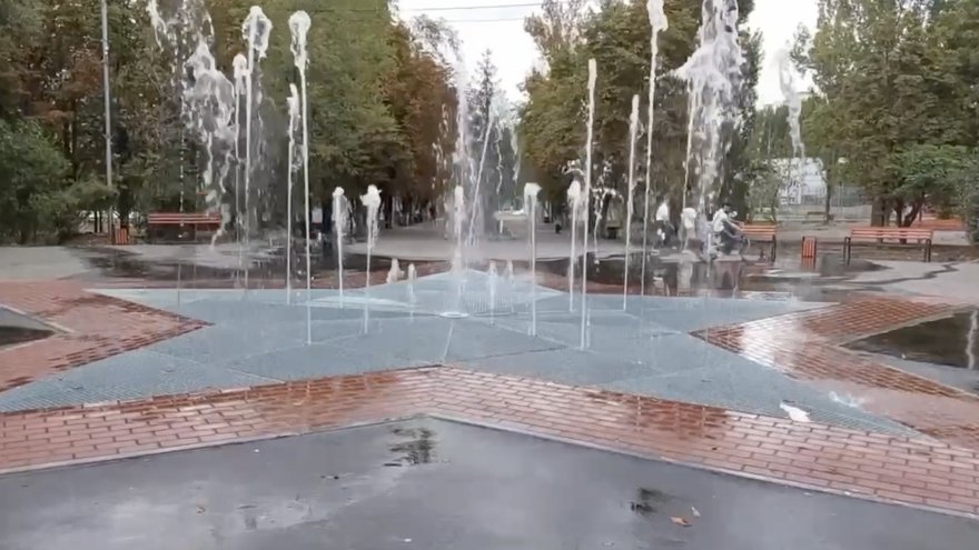 В Саратове вандалы повредили фонтан в сквере Победа