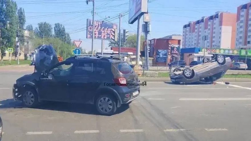 В Саратове в аварии перевернулась машина: полиция ищет свидетелей