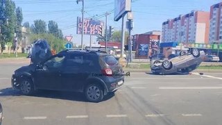 В Саратове в аварии перевернулась машина: полиция ищет свидетелей