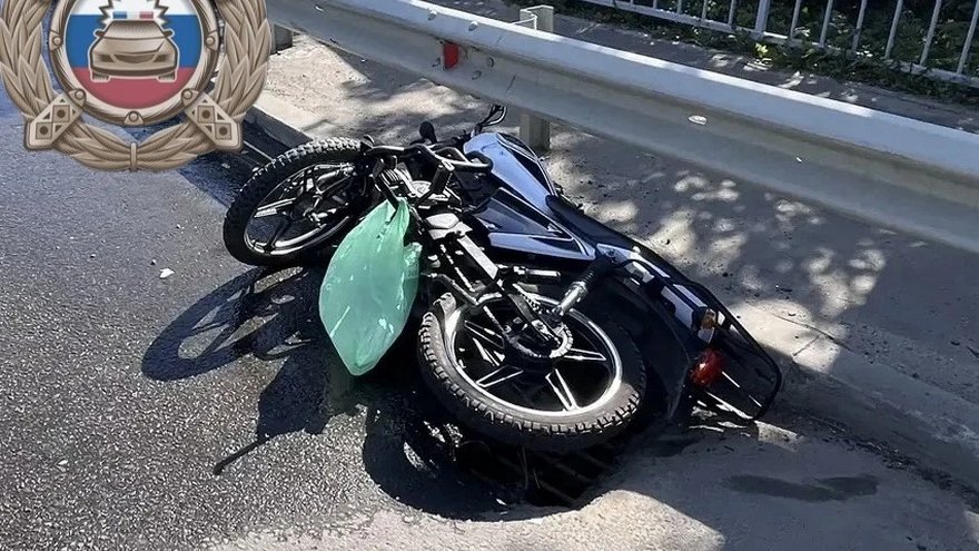 В Аткарске 18-летний юноша на мопеде влетел в отбойник