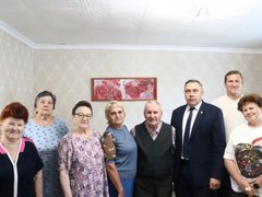 Играет на баяне, следит за мировыми новостями, смотрит военные фильмы: 104-летний саратовский ветеран-именинник Курдюмов получил поздравление от Путина